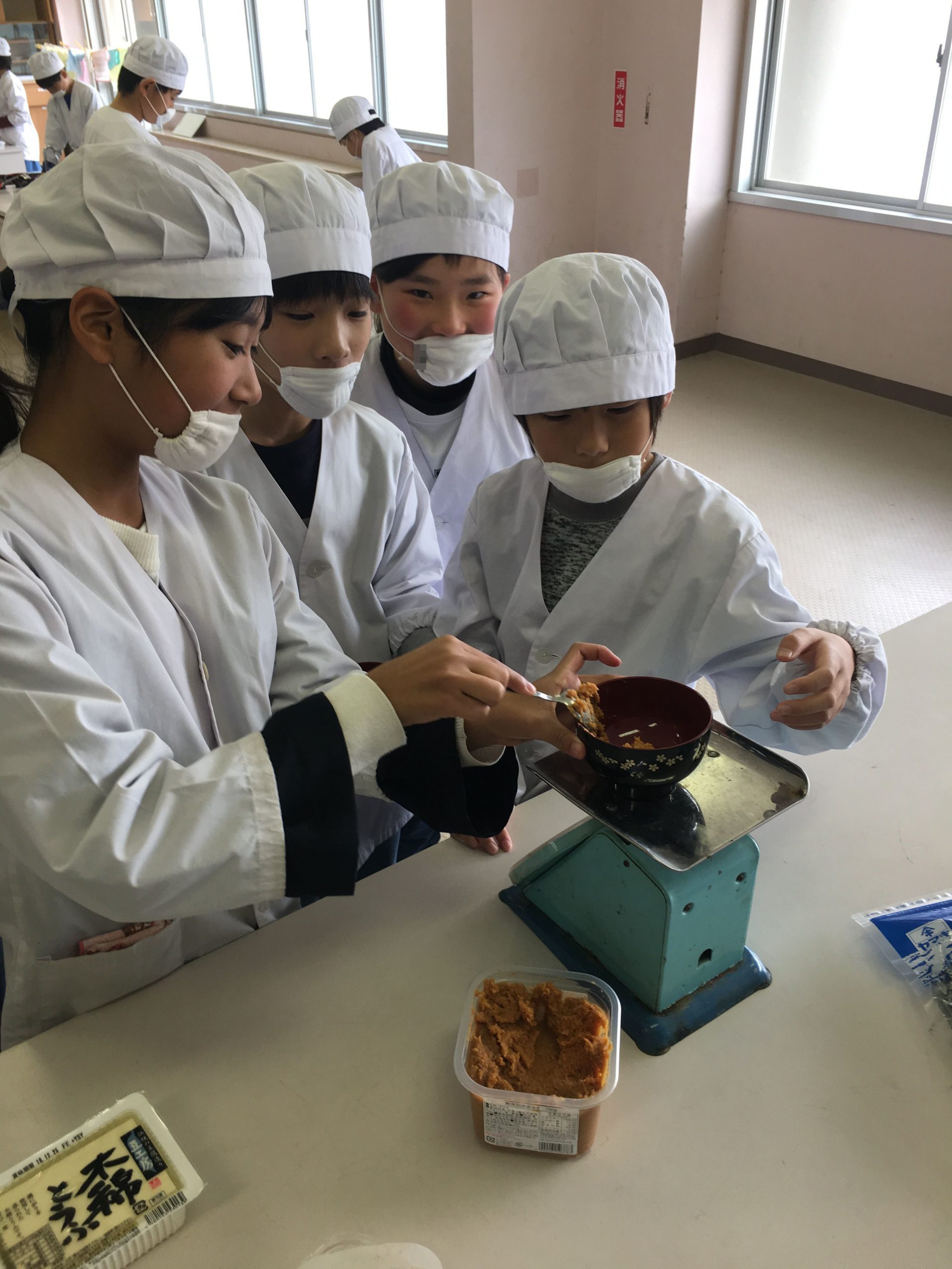 箕島小学校５年生と高齢者とのお味噌汁パーティー
