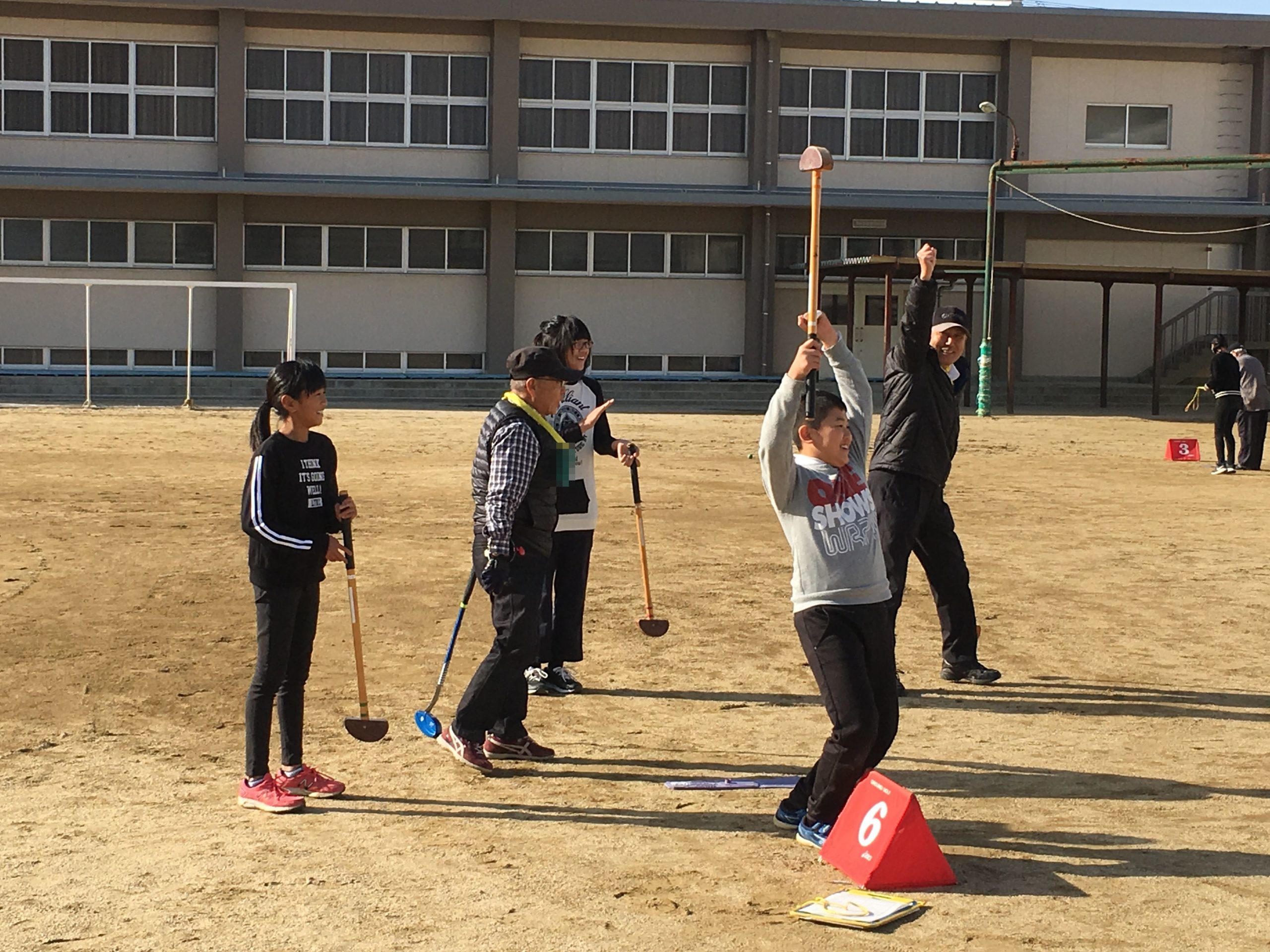 箕島小学校６年生と老人クラブとのグラウンドゴルフで交流会