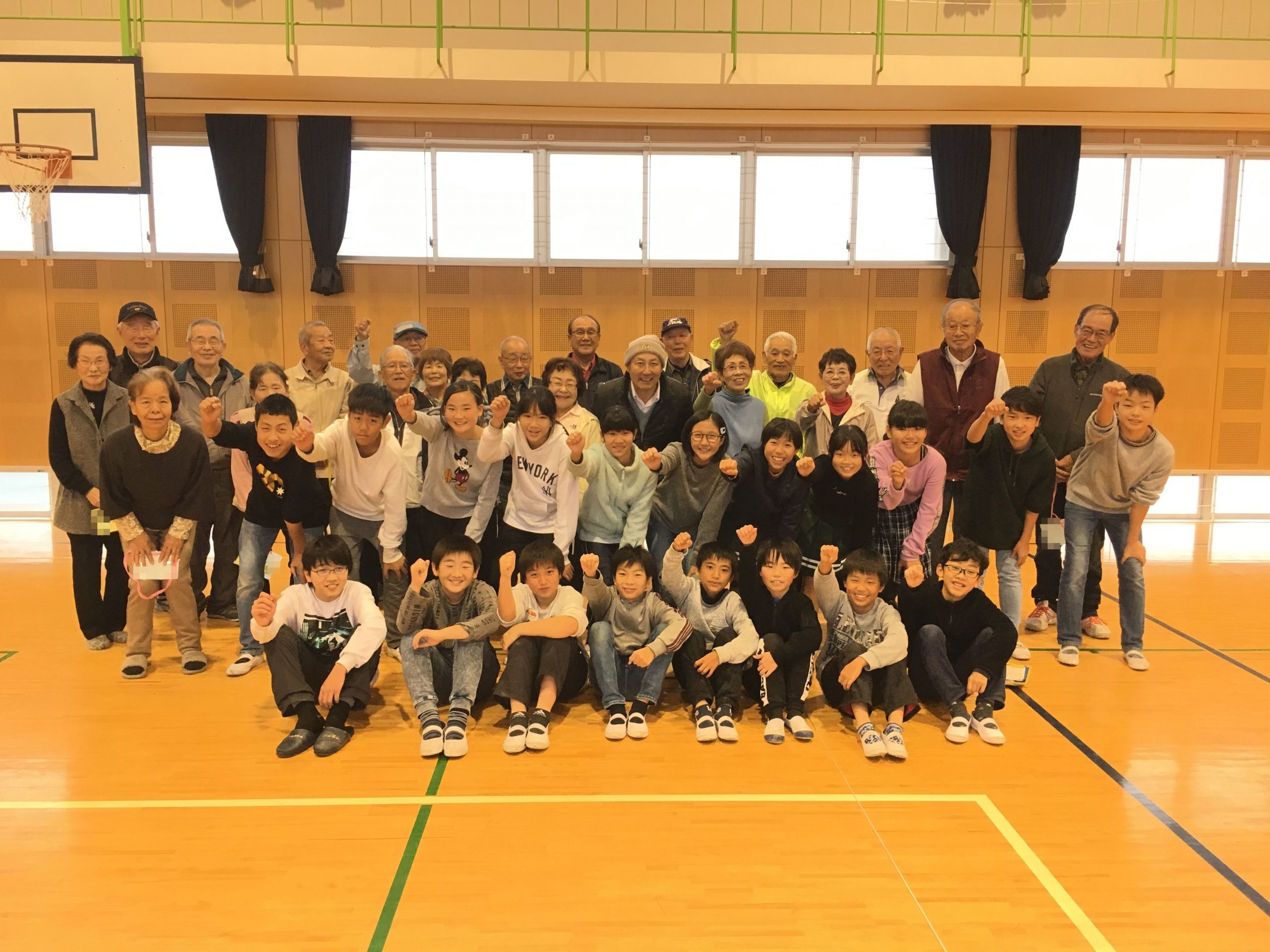 箕島小学校６年生と校区老人クラブと「ペタンク」で交流会