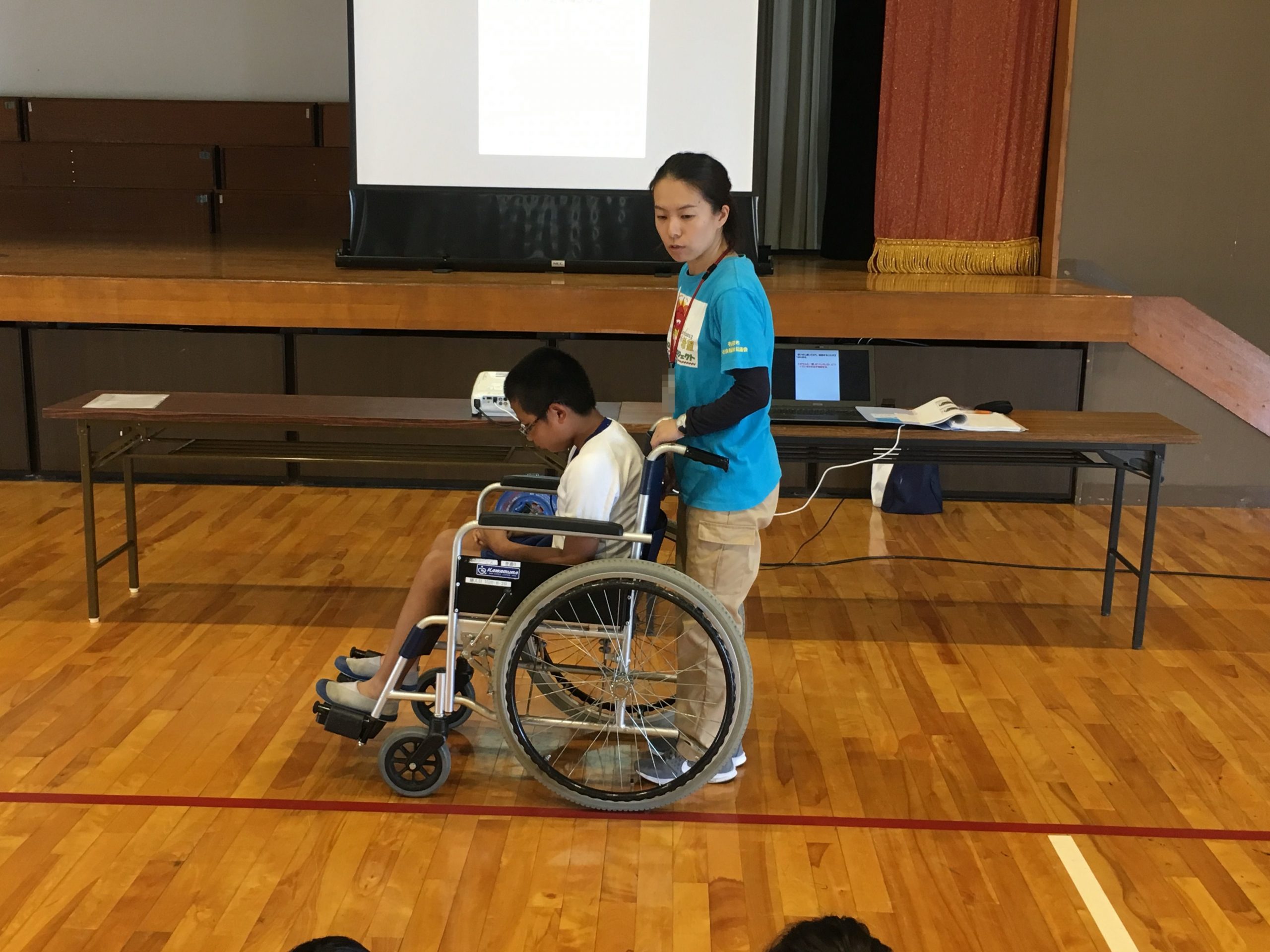 港小学校５年生が、車いす体験を行いました!!