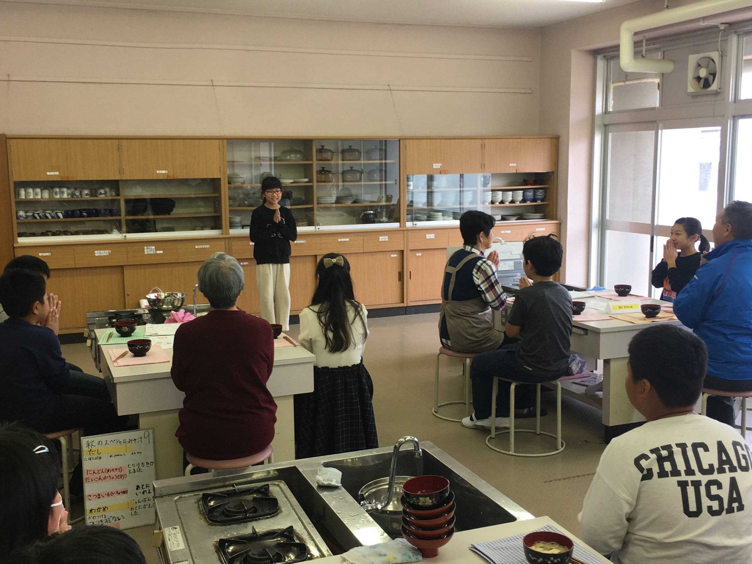 箕島小学校５年生と高齢者とのおみそ汁パーティー