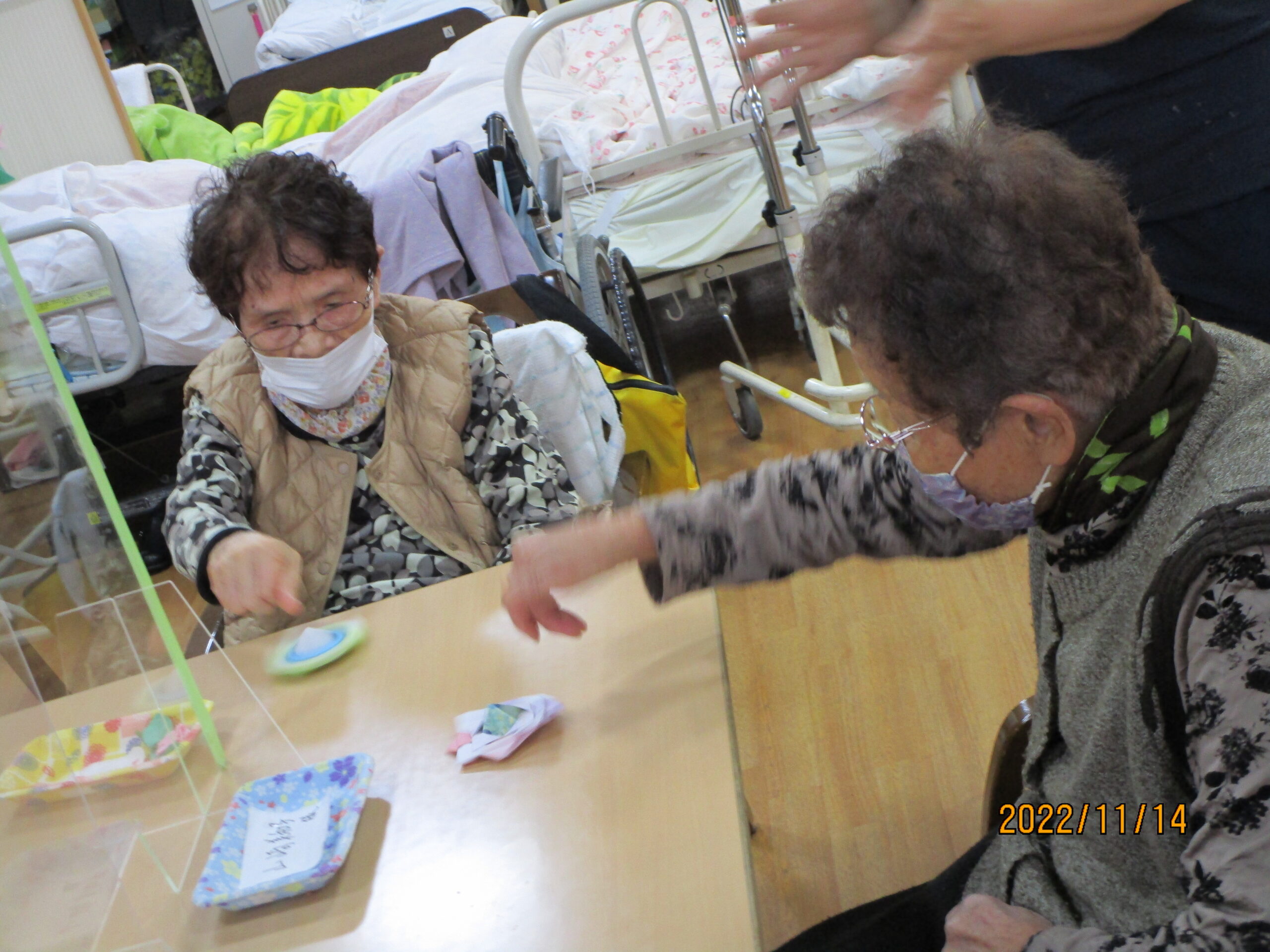 折り紙で作ったコマ回しゲーム！